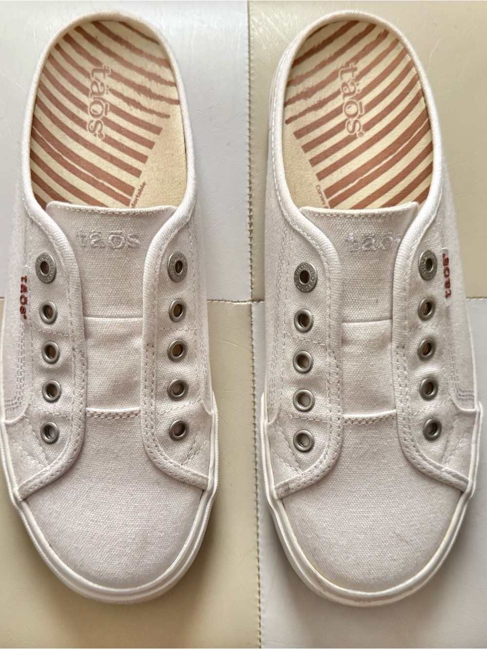 Taos Footwear White Canvas Women’s Slip-On Sneakers Shoes Size 10